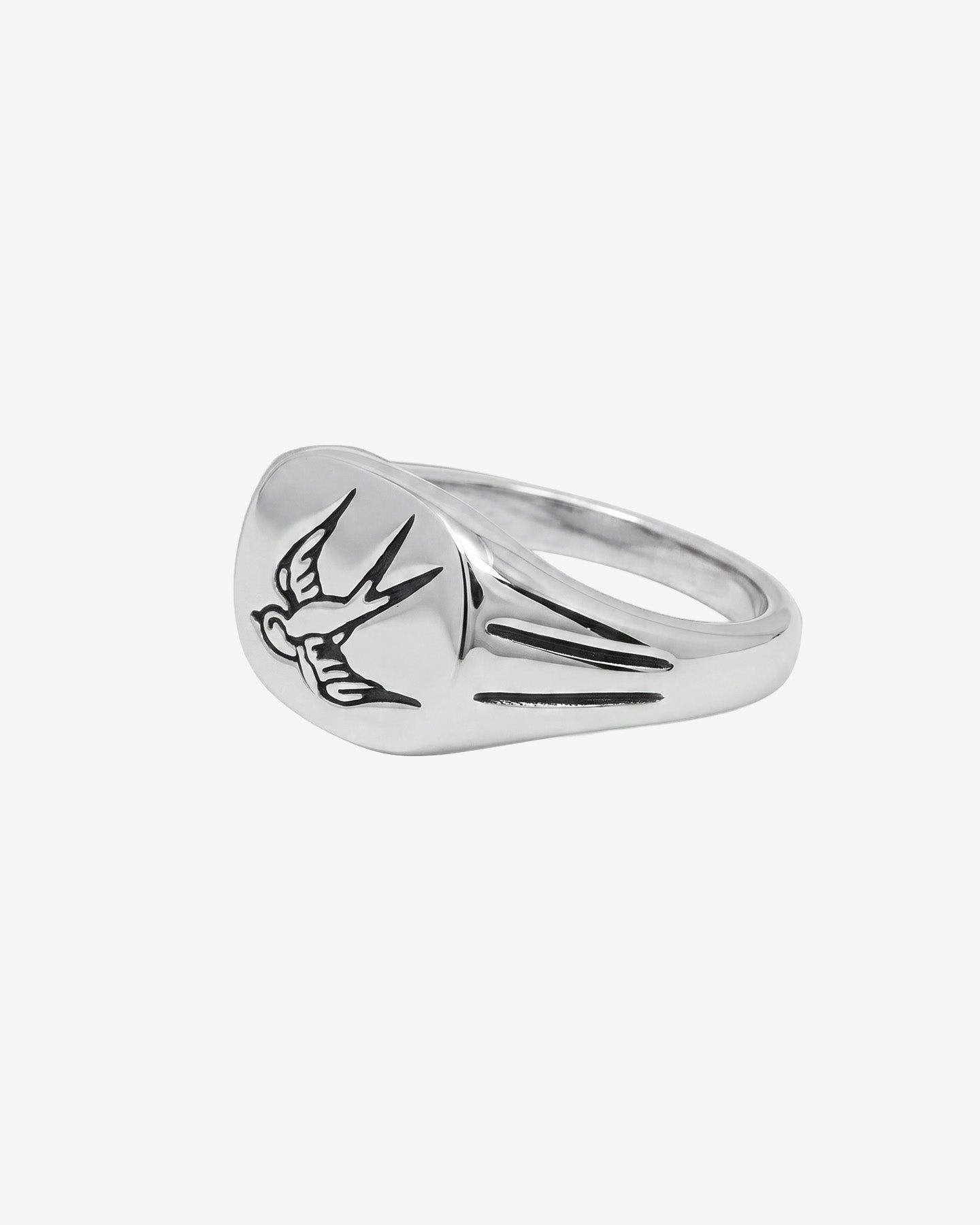 Silver ring with a flying swallow engraved on a rounded top